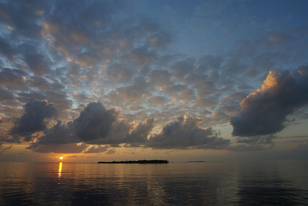 DSC10166.JPG - zonsondergang boven een klein eiland - maldiven